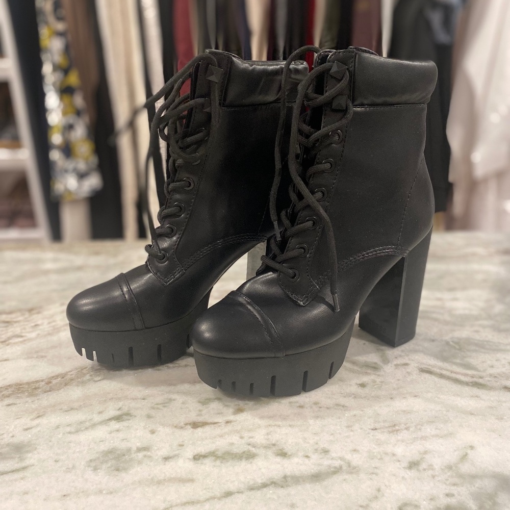 NEW Guess women's size 7.5 4 lace up boots with 4.5" heel